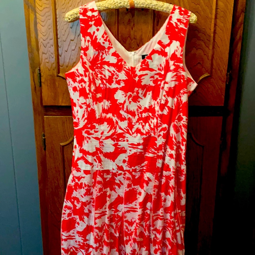 Metrostyle brand, 14Tall, red/white, sleeveless.